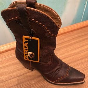 New never worn ariat boots